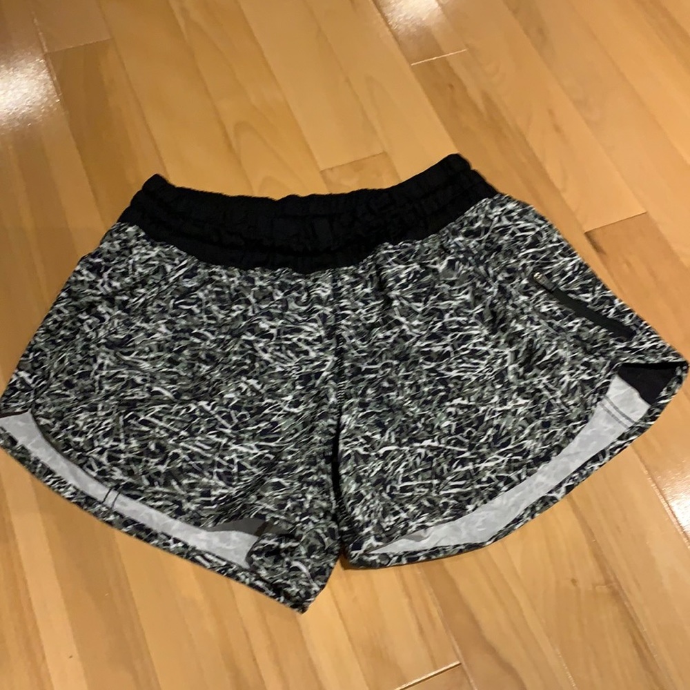 🌟HP🌟VEUC Lululemon Black/White/Army Green Patterned Tracker shorts- size 6